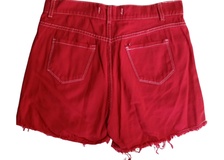 Short de jean rígido con roturas y costura blanca